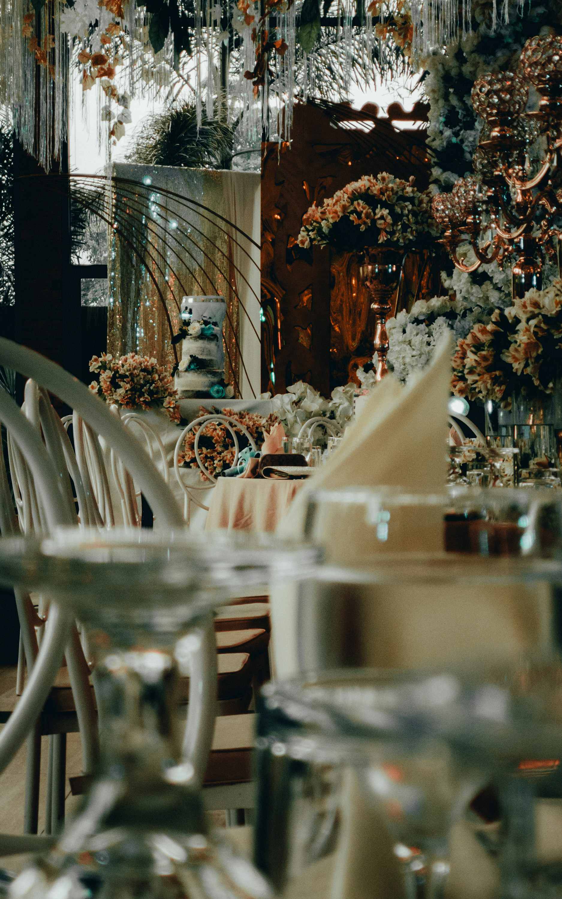 Photo à faible profondeur de champ de tables et de chaises