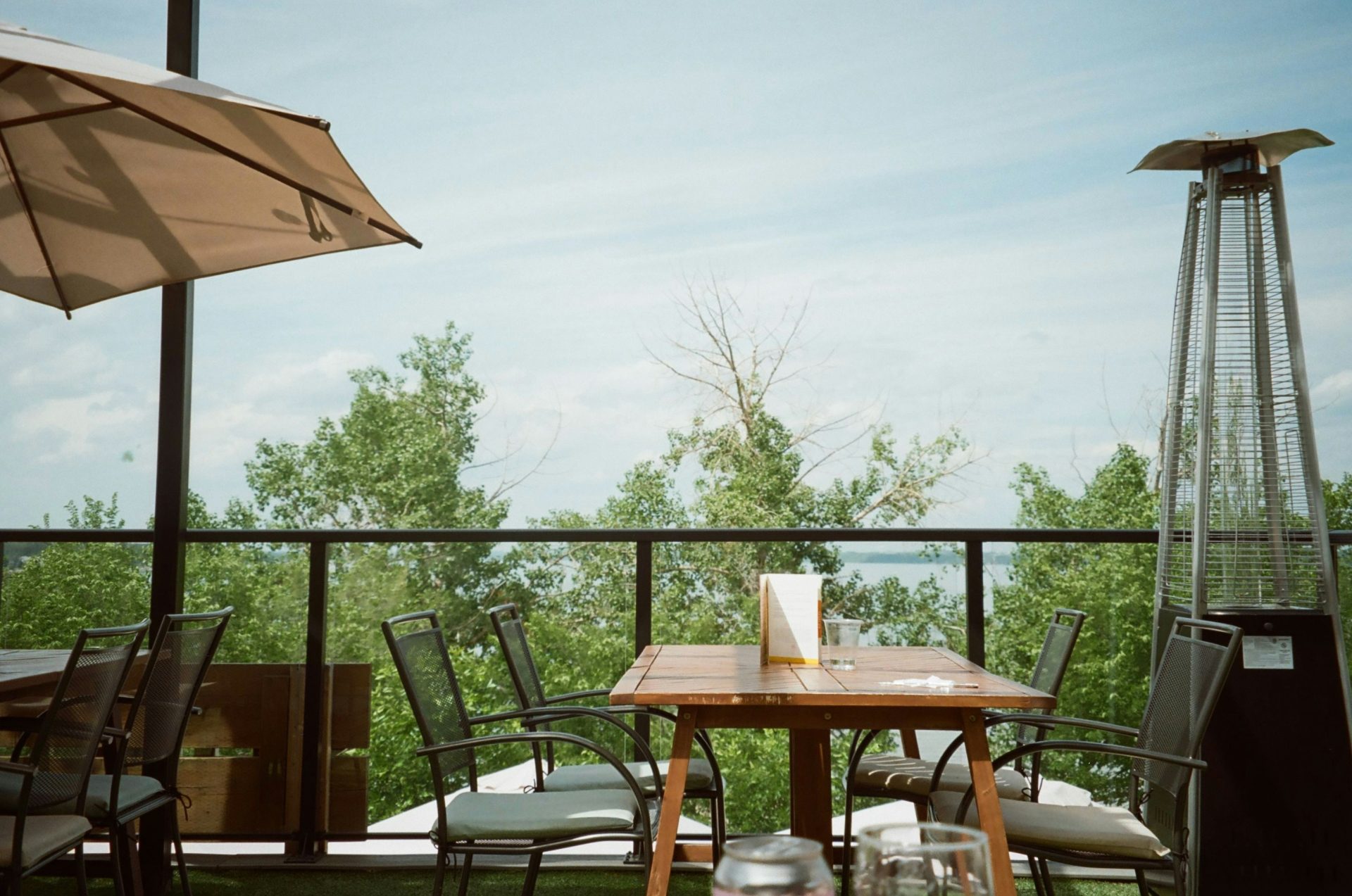 Terrasse extérieure avec vue sur les arbres.