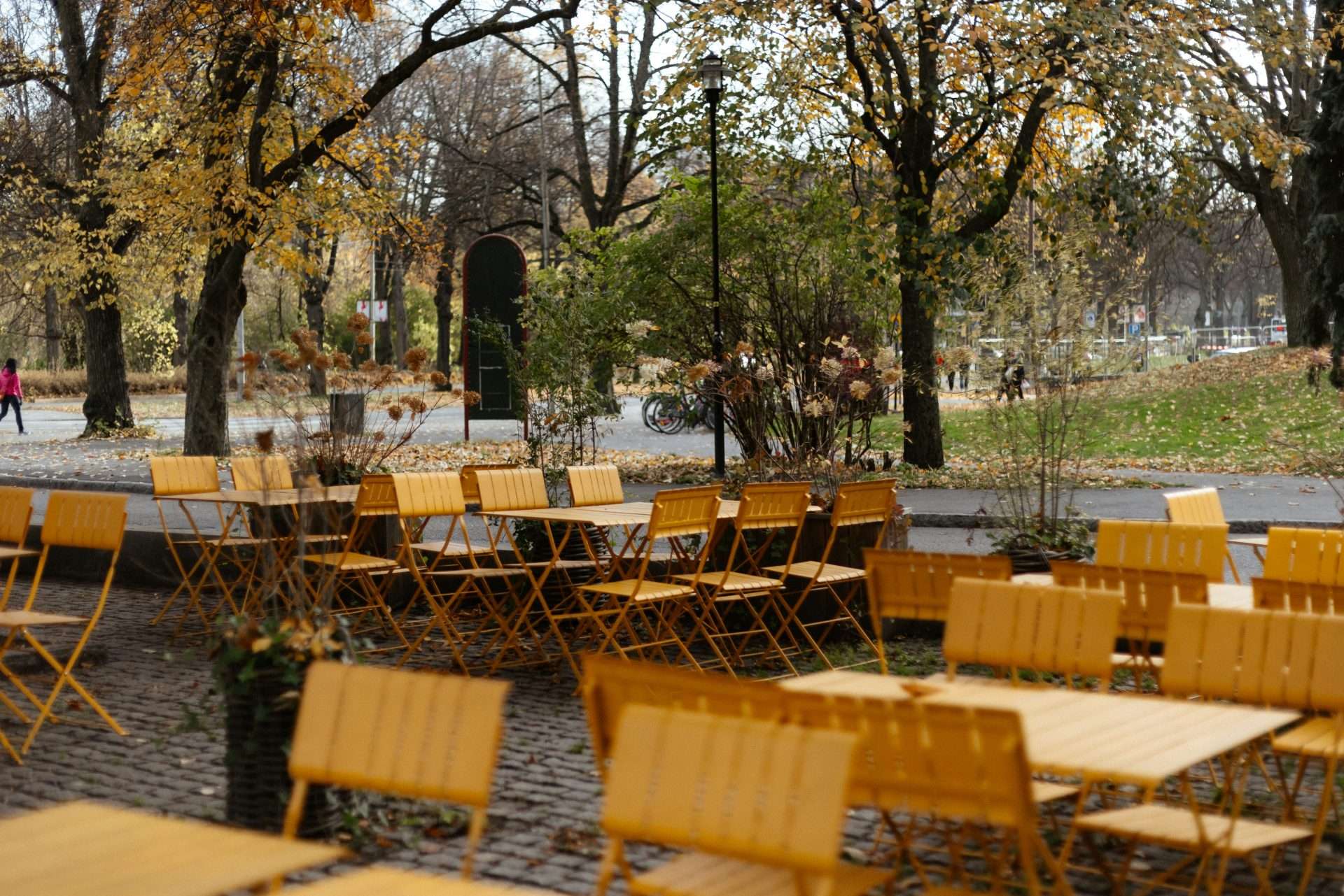 Un groupe de tables et de chaises en bois dans un parc